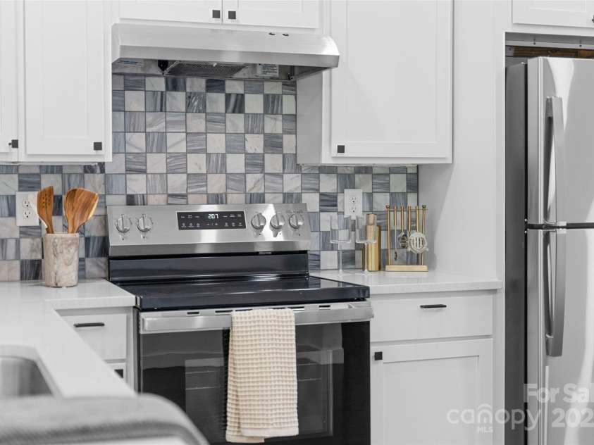 1016 Bramble Place, Charlotte, NC 28208.  MLS# CAR4288045, YatesRealty ID 34150. 