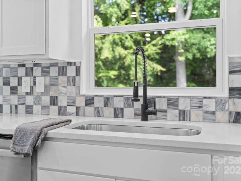 1016 Bramble Place, Charlotte, NC 28208.  MLS# CAR4288045, YatesRealty ID 34150. 