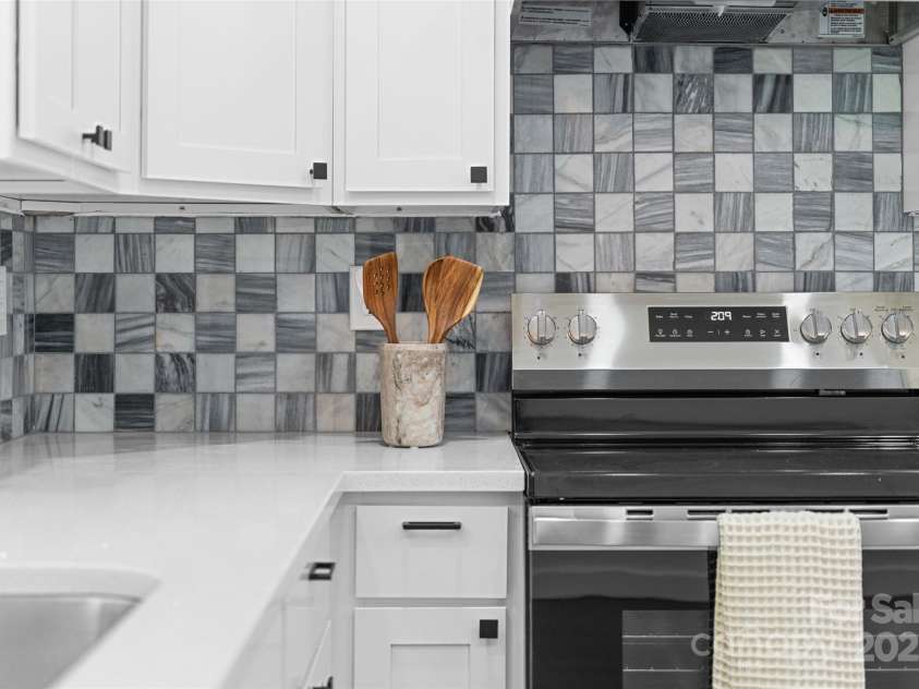 1016 Bramble Place, Charlotte, NC 28208.  MLS# CAR4288045, YatesRealty ID 34150. 