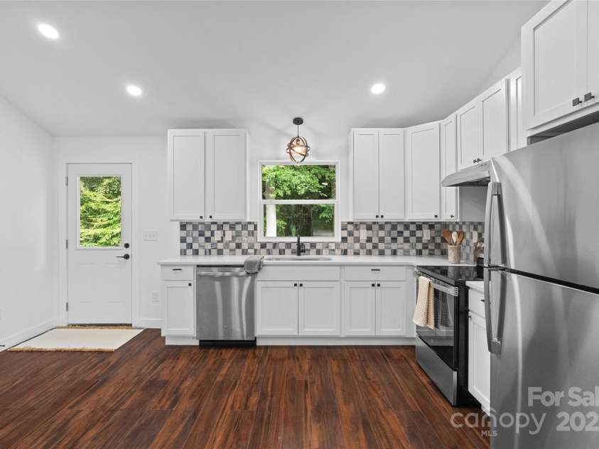 1016 Bramble Place, Charlotte, NC 28208.  MLS# CAR4288045, YatesRealty ID 34150. 