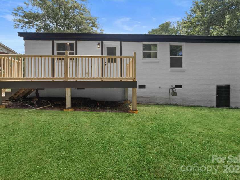 1016 Bramble Place, Charlotte, NC 28208.  MLS# CAR4288045, YatesRealty ID 34150. 