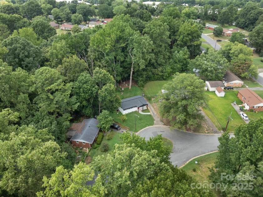 1016 Bramble Place, Charlotte, NC 28208.  MLS# CAR4288045, YatesRealty ID 34150. 