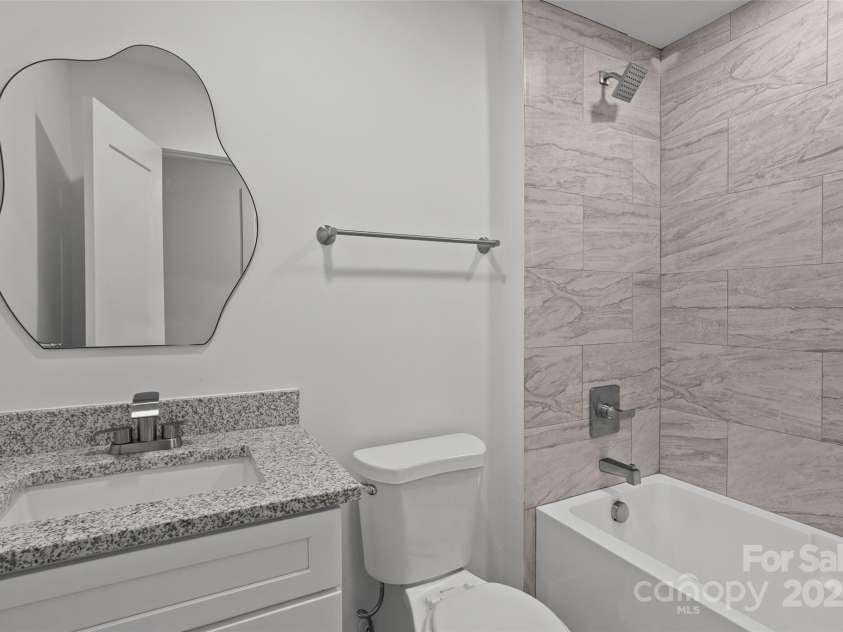 1016 Bramble Place, Charlotte, NC 28208.  MLS# CAR4288045, YatesRealty ID 34150. Bathroom #1