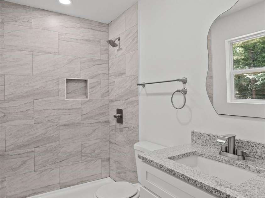 1016 Bramble Place, Charlotte, NC 28208.  MLS# CAR4288045, YatesRealty ID 34150. Bathroom #2