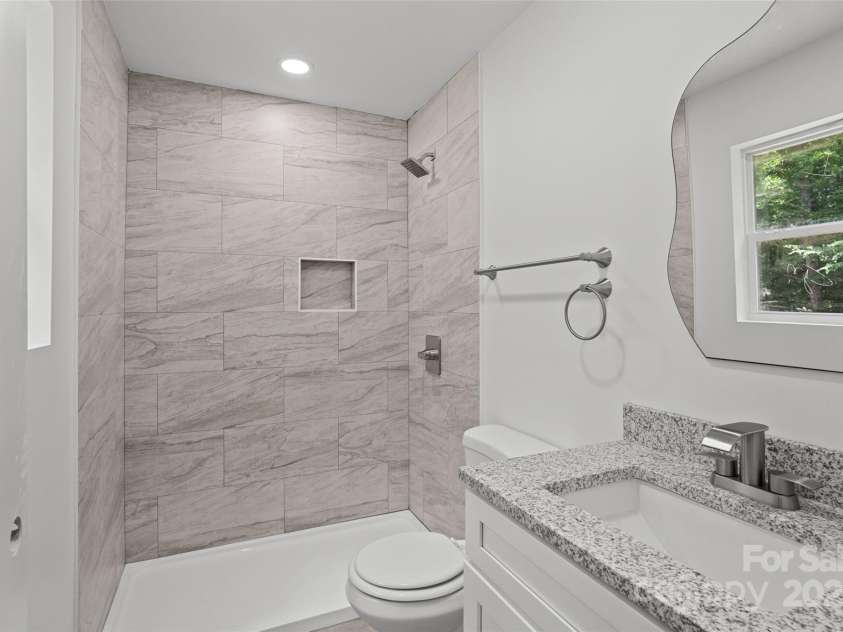 1016 Bramble Place, Charlotte, NC 28208.  MLS# CAR4288045, YatesRealty ID 34150. Primary Bathroom/ Bathroom #2