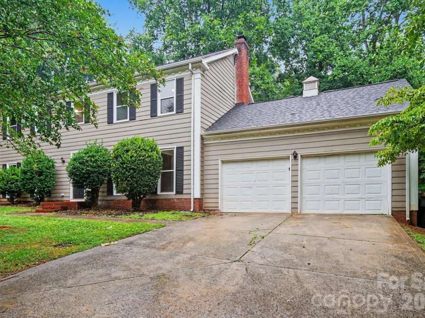7111 Amarillo Drive, Charlotte, NC 28262.  MLS# CAR4398580, YatesRealty ID 34150. 