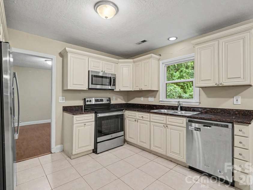7111 Amarillo Drive, Charlotte, NC 28262.  MLS# CAR4398580, YatesRealty ID 34150. 