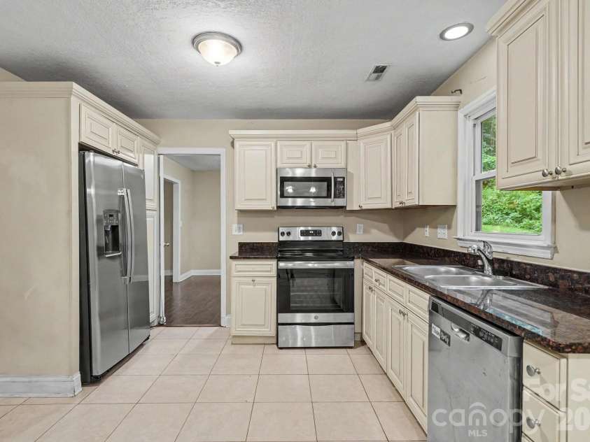 7111 Amarillo Drive, Charlotte, NC 28262.  MLS# CAR4398580, YatesRealty ID 34150. 