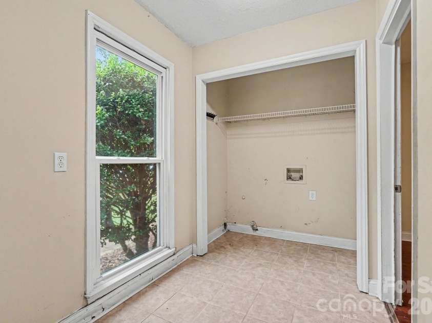 7111 Amarillo Drive, Charlotte, NC 28262.  MLS# CAR4398580, YatesRealty ID 34150. 