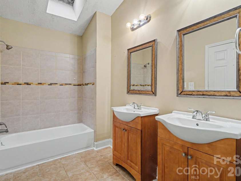 7111 Amarillo Drive, Charlotte, NC 28262.  MLS# CAR4398580, YatesRealty ID 34150. 