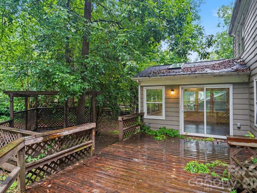 7111 Amarillo Drive, Charlotte, NC 28262.  MLS# CAR4398580, YatesRealty ID 34150. 