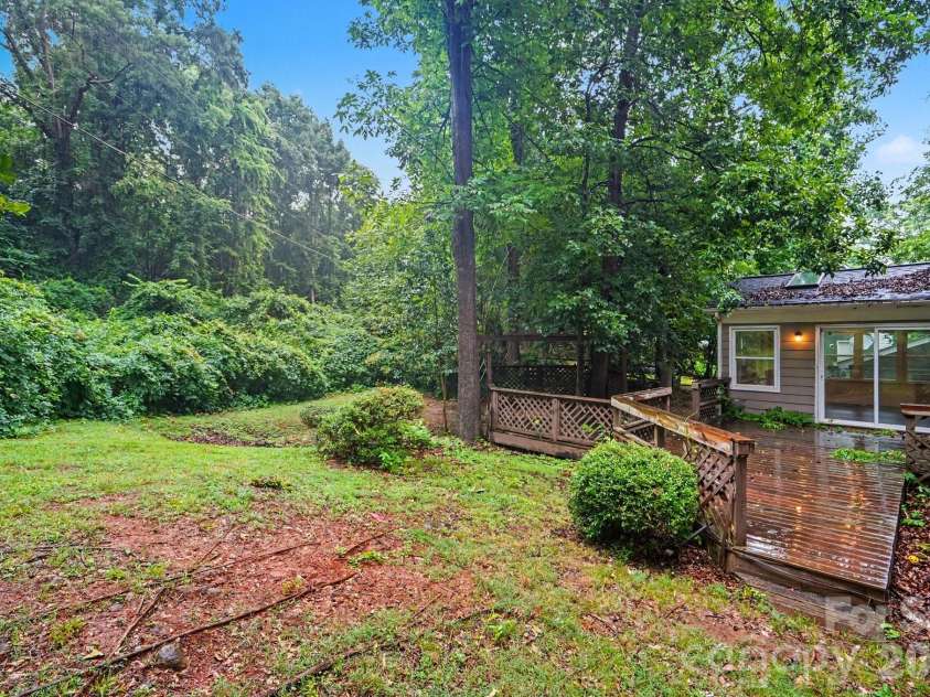 7111 Amarillo Drive, Charlotte, NC 28262.  MLS# CAR4398580, YatesRealty ID 34150. 