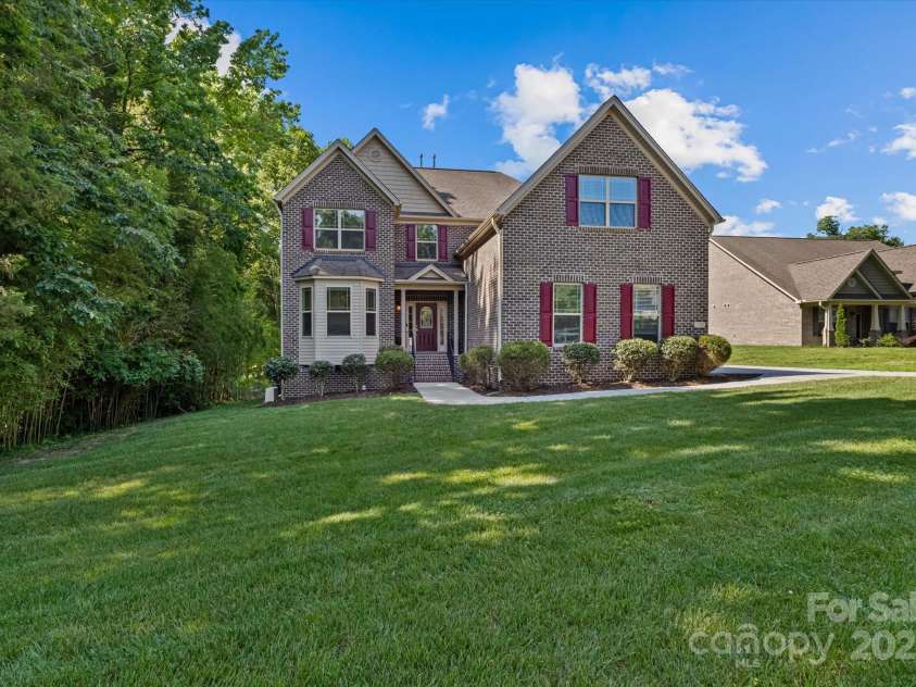 1376 Trafalgar Drive, High Point, NC 27262.  MLS# CAR4275152, YatesRealty ID 34152. Great Location close to shopping/dining/medical, just minutes to high school yet tucked into a small community of beautiful homes