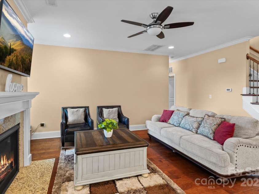 1376 Trafalgar Drive, High Point, NC 27262.  MLS# CAR4275152, YatesRealty ID 34152. Open to kitchen