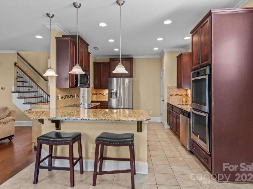 1376 Trafalgar Drive, High Point, NC 27262.  MLS# CAR4275152, YatesRealty ID 34152. Well appointed kitchen