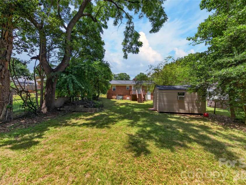 520 Inwood Drive, Charlotte, NC 28209.  MLS# CAR4396293, YatesRealty ID 34152. 