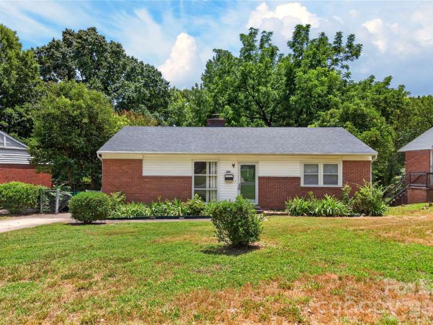 520 Inwood Drive, Charlotte, NC 28209.  MLS# CAR4396293, YatesRealty ID 34152. 