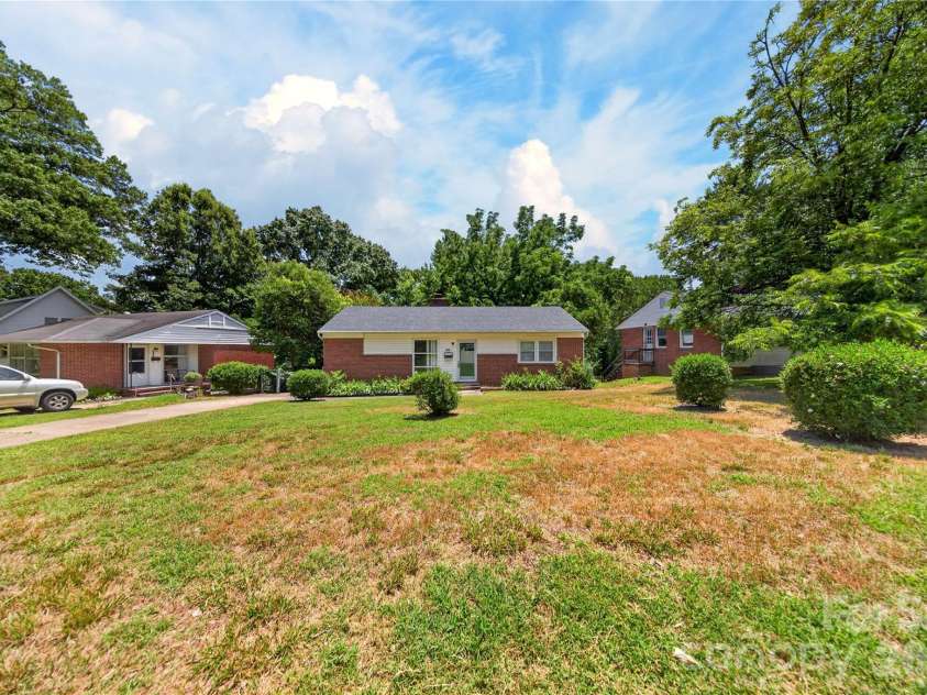520 Inwood Drive, Charlotte, NC 28209.  MLS# CAR4396293, YatesRealty ID 34152. 