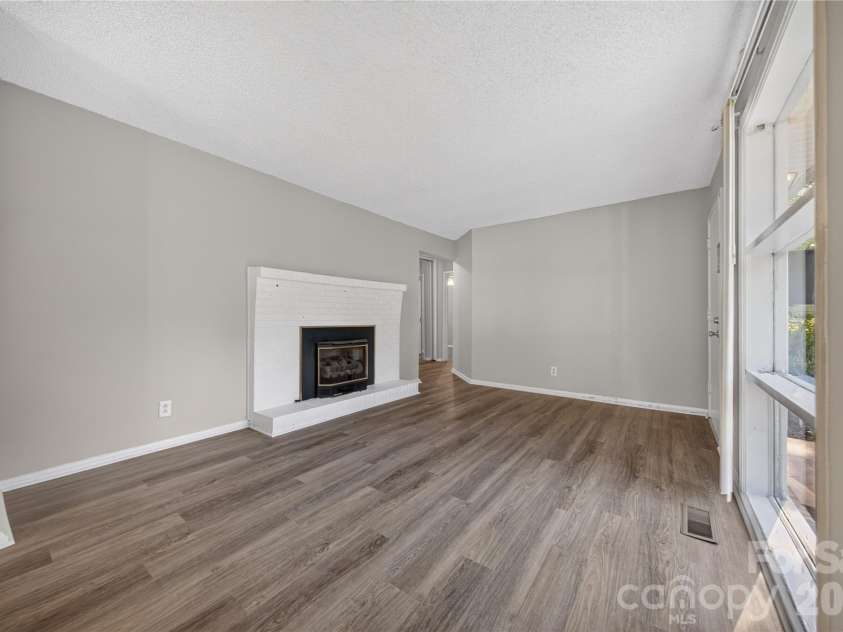520 Inwood Drive, Charlotte, NC 28209.  MLS# CAR4396293, YatesRealty ID 34152. 