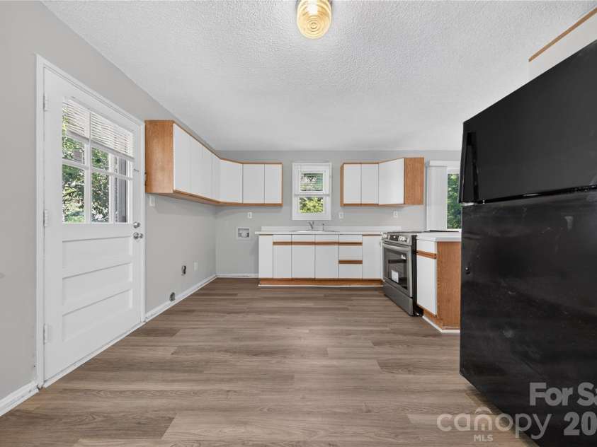 520 Inwood Drive, Charlotte, NC 28209.  MLS# CAR4396293, YatesRealty ID 34152. 