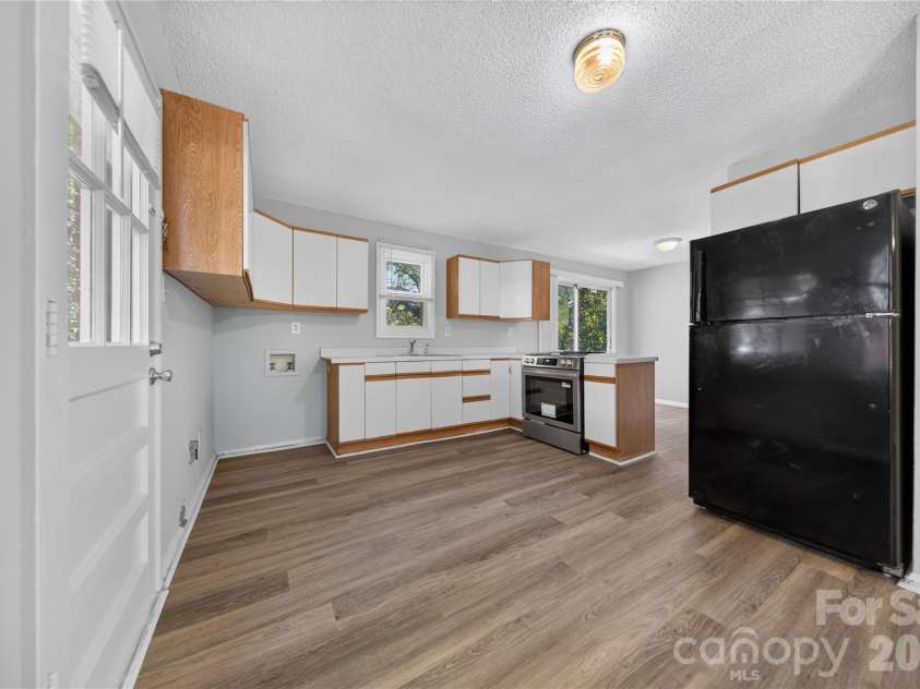 520 Inwood Drive, Charlotte, NC 28209.  MLS# CAR4396293, YatesRealty ID 34152. 