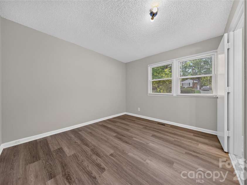 520 Inwood Drive, Charlotte, NC 28209.  MLS# CAR4396293, YatesRealty ID 34152. 