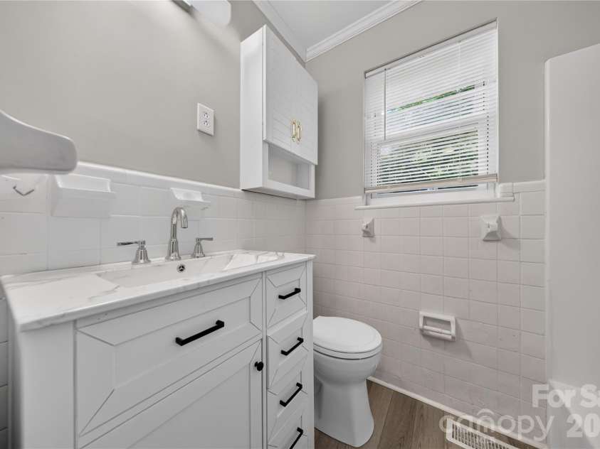 520 Inwood Drive, Charlotte, NC 28209.  MLS# CAR4396293, YatesRealty ID 34152. 