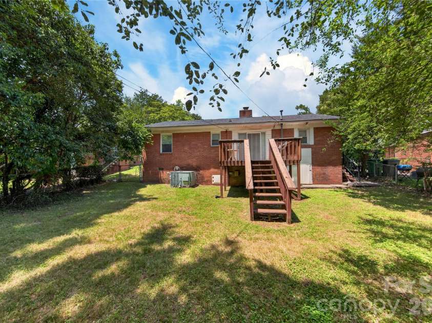 520 Inwood Drive, Charlotte, NC 28209.  MLS# CAR4396293, YatesRealty ID 34152. 