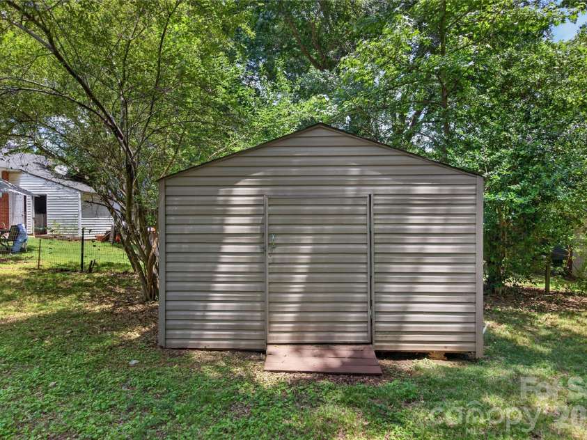 520 Inwood Drive, Charlotte, NC 28209.  MLS# CAR4396293, YatesRealty ID 34152. 