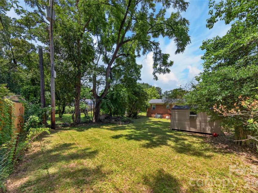 520 Inwood Drive, Charlotte, NC 28209.  MLS# CAR4396293, YatesRealty ID 34152. 