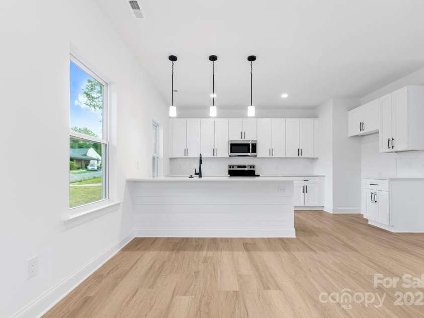 804 Wesley Drive, Statesville, NC 28677.  MLS# CAR4277340, YatesRealty ID 34154. Dining area