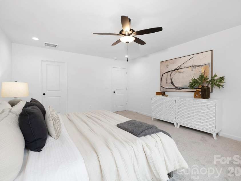 9012 Potomac Boulevard, Charlotte, NC 28216.  MLS# CAR4389028, YatesRealty ID 34154. Representative