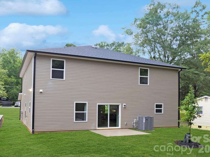 9012 Potomac Boulevard, Charlotte, NC 28216.  MLS# CAR4389028, YatesRealty ID 34154. Representative