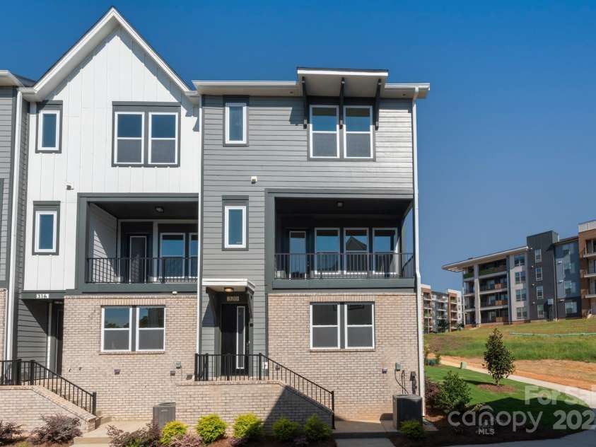 320 Ferebee Place, Charlotte, NC 28213.  MLS# CAR4141671, YatesRealty ID 3416. End Unit Townhome
