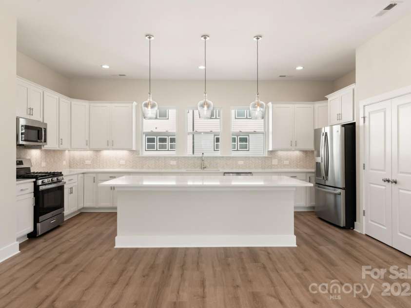 320 Ferebee Place, Charlotte, NC 28213.  MLS# CAR4141671, YatesRealty ID 3416. Kitchen