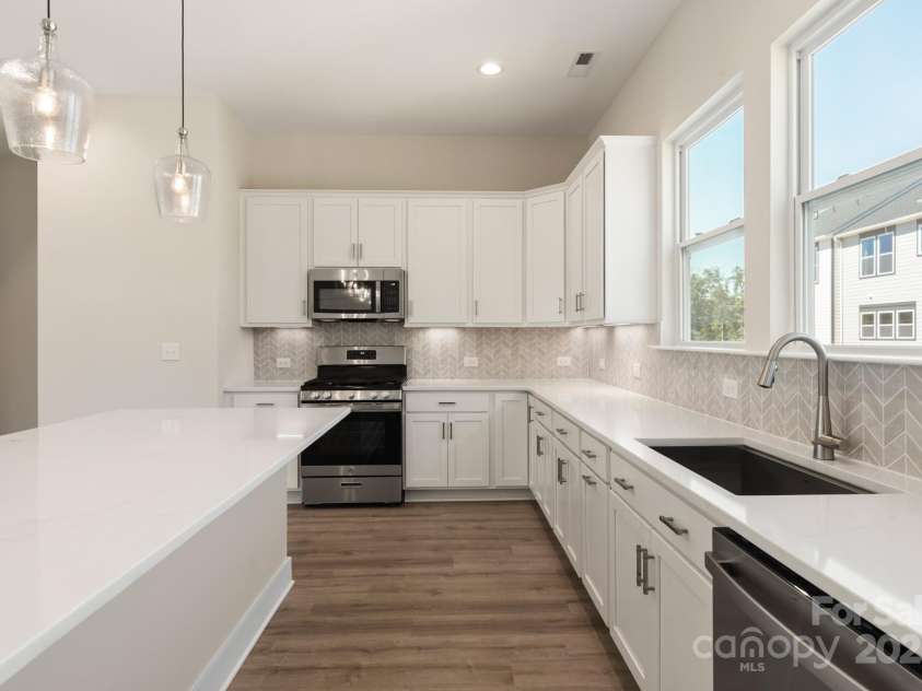 320 Ferebee Place, Charlotte, NC 28213.  MLS# CAR4141671, YatesRealty ID 3416. Kitchen