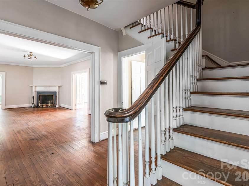 325 Vanderbilt Road, Asheville, NC 28803.  MLS# CAR4311478, YatesRealty ID 3416. 