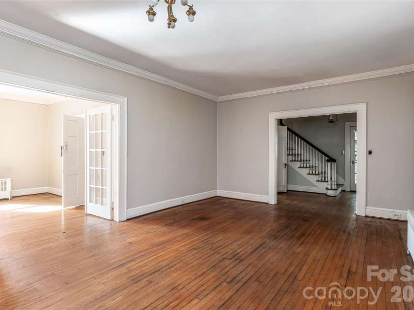 325 Vanderbilt Road, Asheville, NC 28803.  MLS# CAR4311478, YatesRealty ID 3416. 