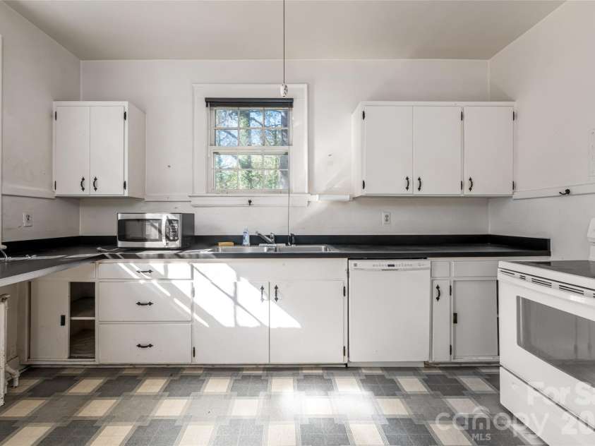 325 Vanderbilt Road, Asheville, NC 28803.  MLS# CAR4311478, YatesRealty ID 3416. 