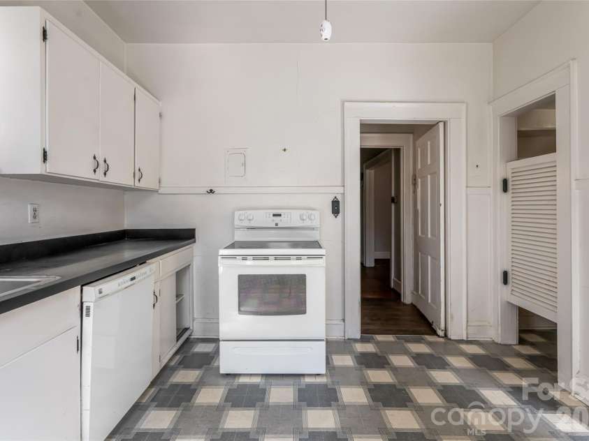 325 Vanderbilt Road, Asheville, NC 28803.  MLS# CAR4311478, YatesRealty ID 3416. 