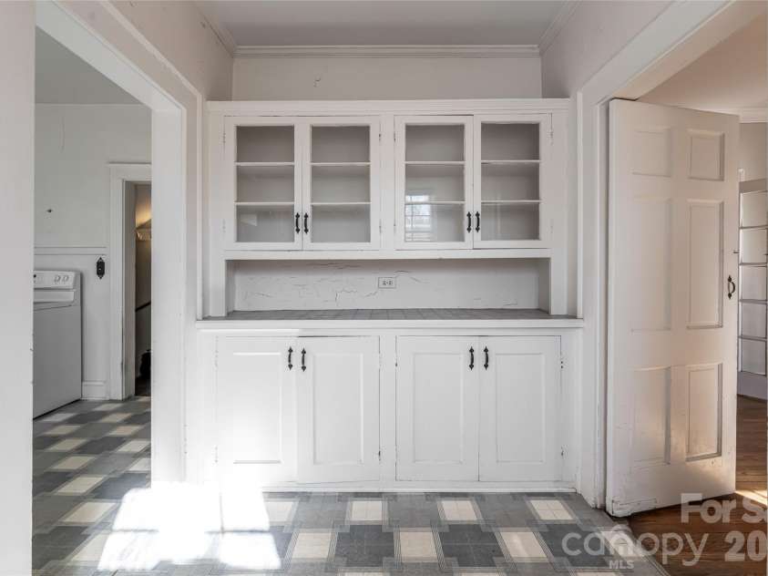 325 Vanderbilt Road, Asheville, NC 28803.  MLS# CAR4311478, YatesRealty ID 3416. 