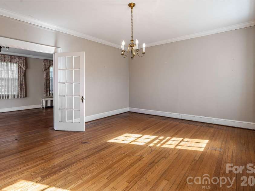 325 Vanderbilt Road, Asheville, NC 28803.  MLS# CAR4311478, YatesRealty ID 3416. 