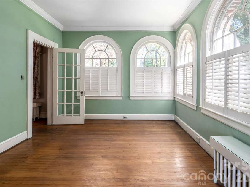 325 Vanderbilt Road, Asheville, NC 28803.  MLS# CAR4311478, YatesRealty ID 3416. 