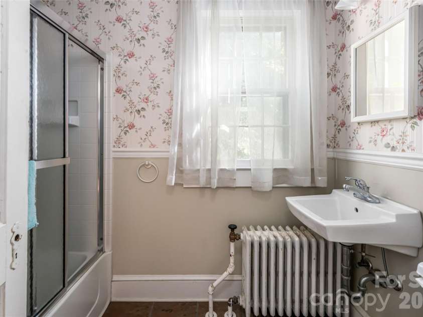 325 Vanderbilt Road, Asheville, NC 28803.  MLS# CAR4311478, YatesRealty ID 3416. 