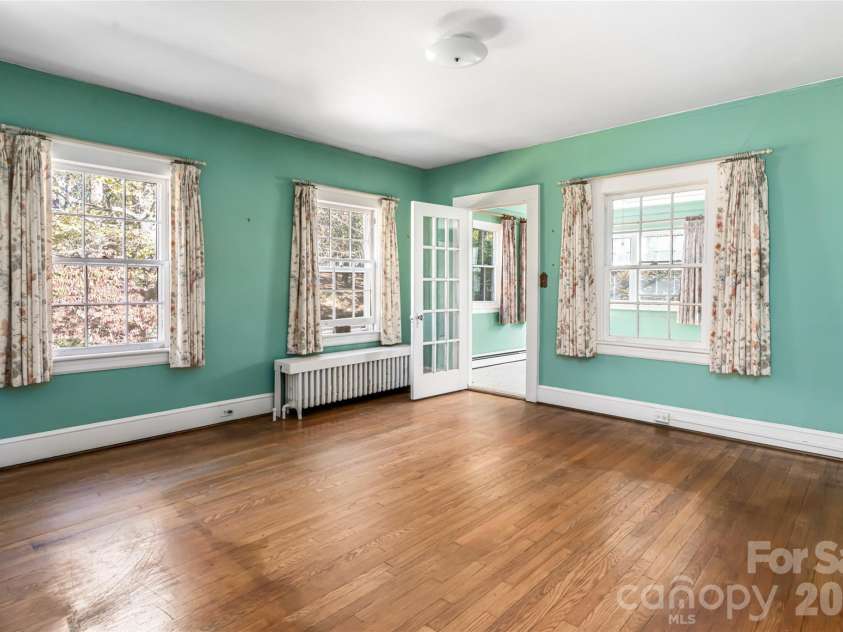 325 Vanderbilt Road, Asheville, NC 28803.  MLS# CAR4311478, YatesRealty ID 3416. 