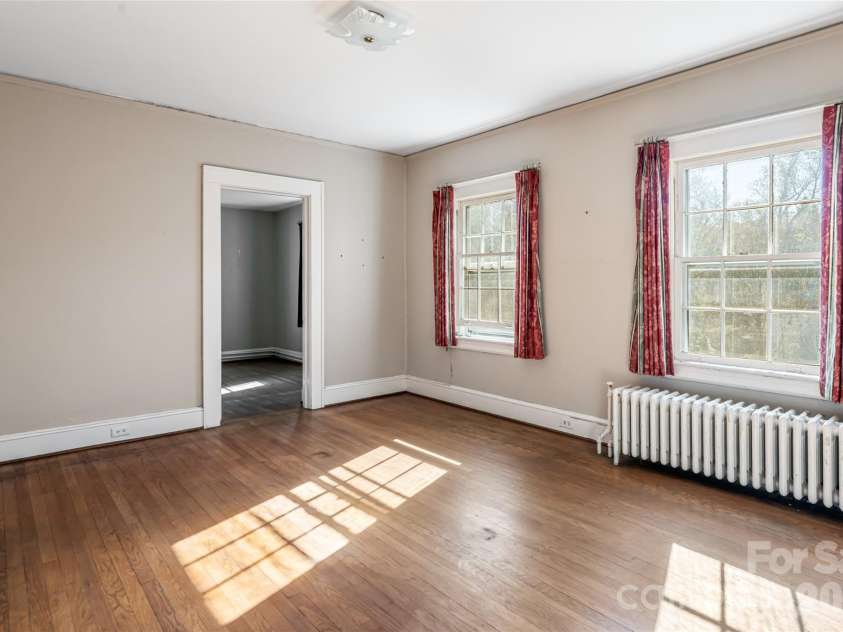 325 Vanderbilt Road, Asheville, NC 28803.  MLS# CAR4311478, YatesRealty ID 3416. 