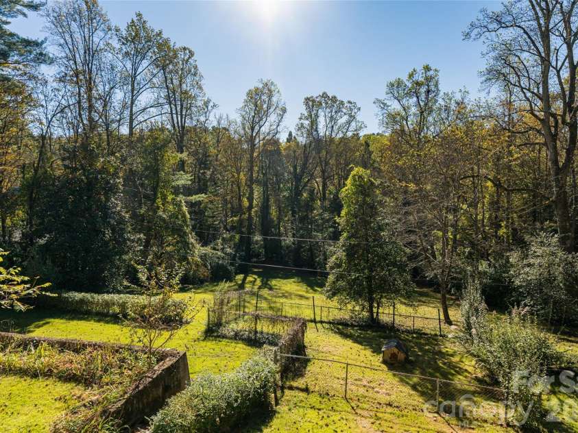325 Vanderbilt Road, Asheville, NC 28803.  MLS# CAR4311478, YatesRealty ID 3416. 