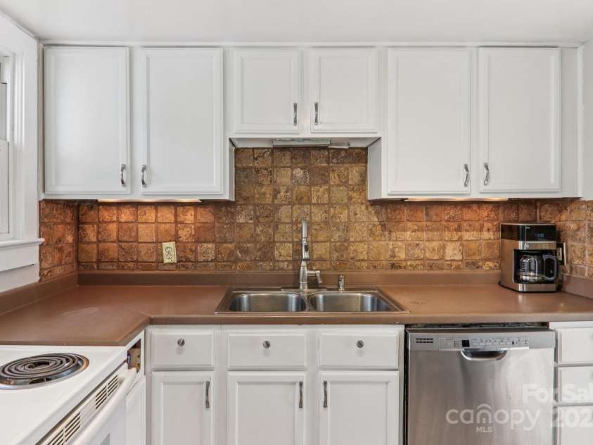 914 White Pine Drive, Hendersonville, NC 28739.  MLS# CAR4294611, YatesRealty ID 34160. Kitchen