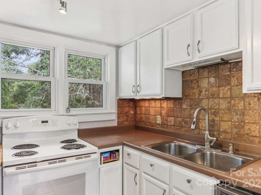 914 White Pine Drive, Hendersonville, NC 28739.  MLS# CAR4294611, YatesRealty ID 34160. Kitchen