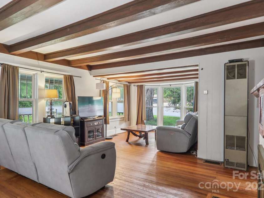 914 White Pine Drive, Hendersonville, NC 28739.  MLS# CAR4294611, YatesRealty ID 34160. Living Room